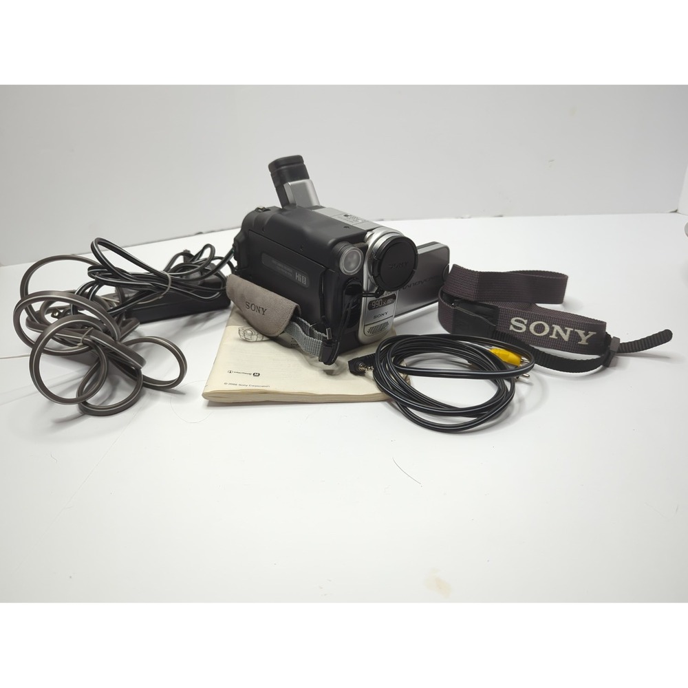 Sony CCD-TRV138 Hi8 Handycam 8mm Tape Camcorder Player Bundle TESTED Working